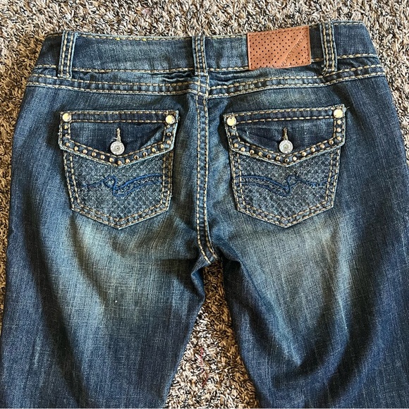 Women’s Almost Famous distressed denim jeans; Size 11 - Picture 6 of 9